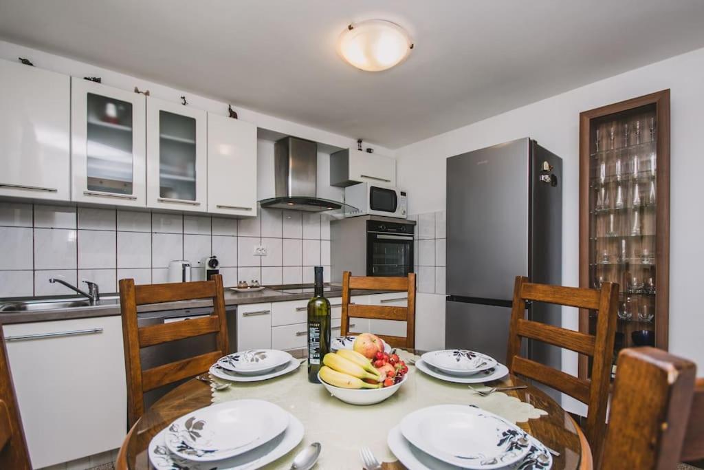 Marjan Hill 3-Br Apt,5 Guests Private Garden Near Beach สปลิท ภายนอก รูปภาพ